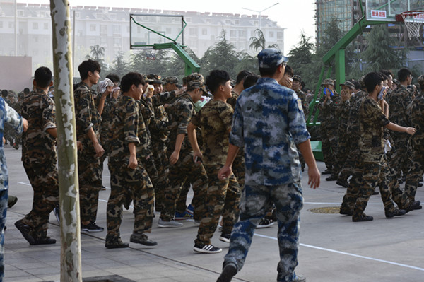 疏散完畢后，軍訓教官清點核實人數