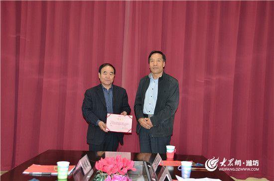 著名書法家賀惠邦向濰坊學院捐贈圖書