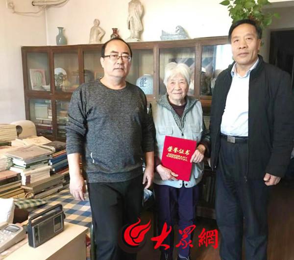 冀勤先生向濰坊學院捐贈圖書