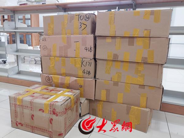 冀勤先生向濰坊學院捐贈圖書